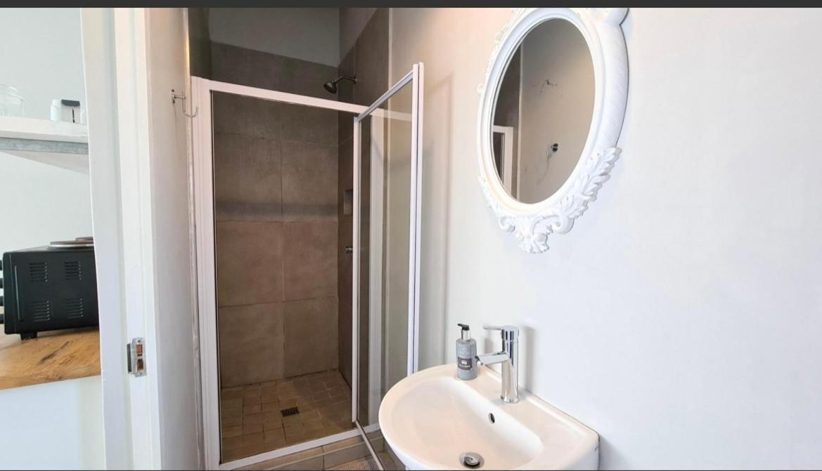 Second Best Accommodation Източен Лондон Екстериор снимка